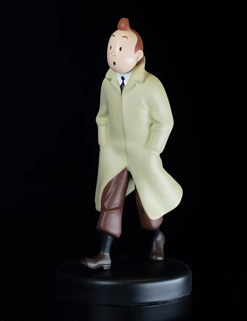 فیگور تن تن با کت بارونی tintin wearing his coat
