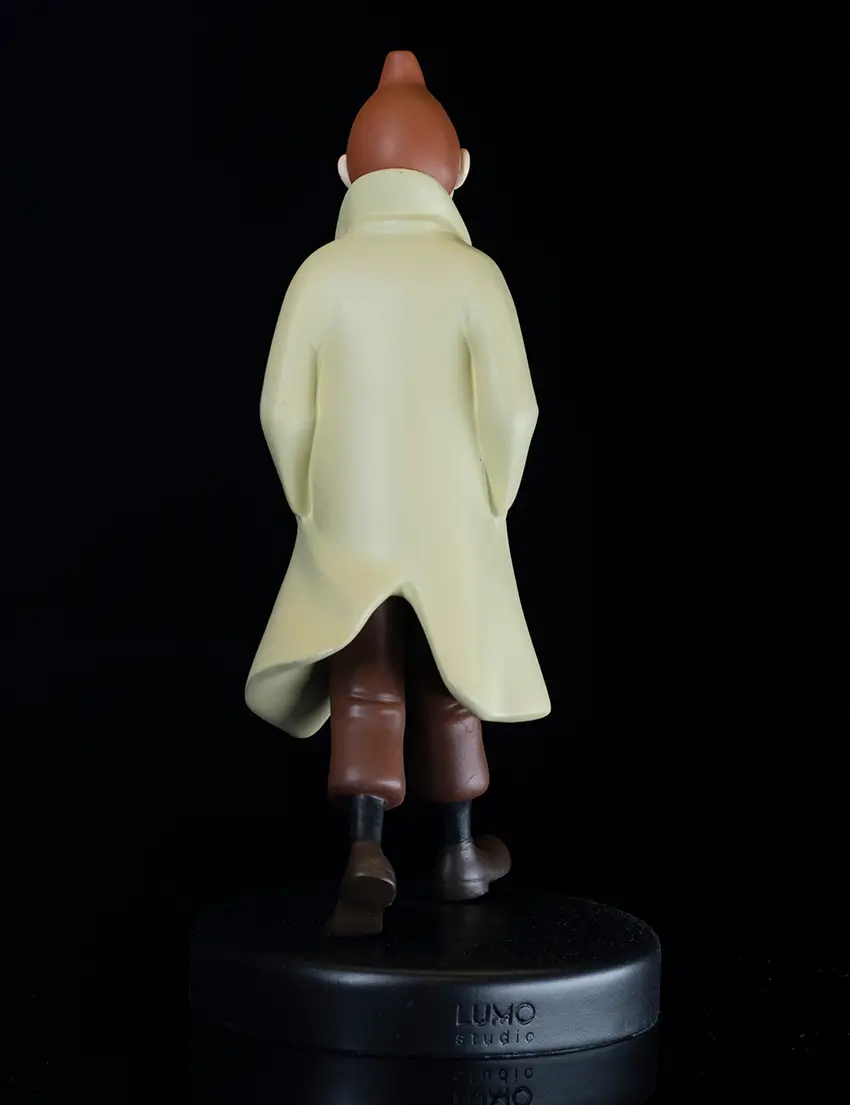 فیگور تن تن با کت بارونی tintin wearing his coat