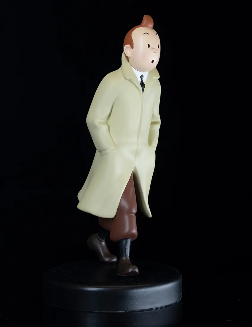 فیگور تن تن با کت بارونی tintin wearing his coat